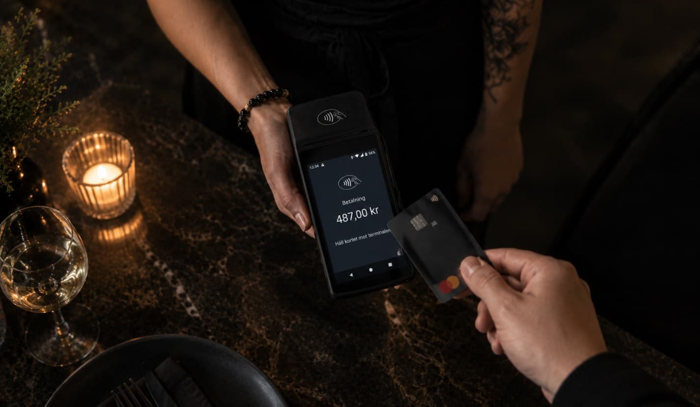Gäst betalar med kort i Ovrios handterminal vid bordet